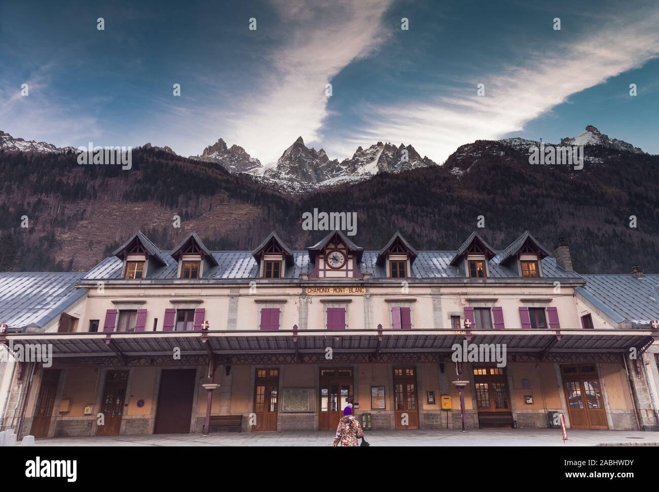 Donna che cammina a Chamonix stazione ferroviaria Francia Foto Stock