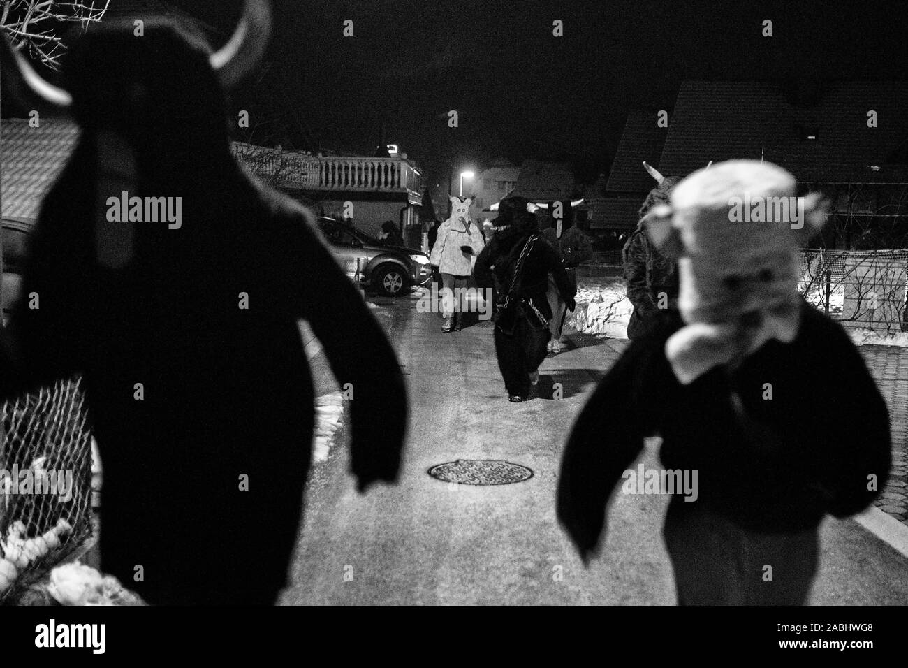 Zgornje Duplje, Slovenia, 5 Dicembre 2017: Il Krampusse eseguire attraverso il villaggio di Zgornje Duplje, Slovenia, durante la tradizionale Krampus run (Krampuslauf) alla vigilia del giorno di San Nicolao. Foto Stock