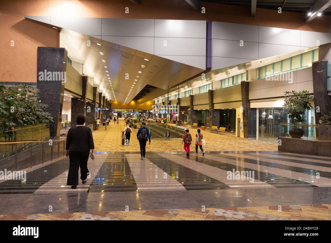 L'Aeroporto Changi di Singapore - Vista interna dei passeggeri nel terminale, Singapore Changi Foto Stock