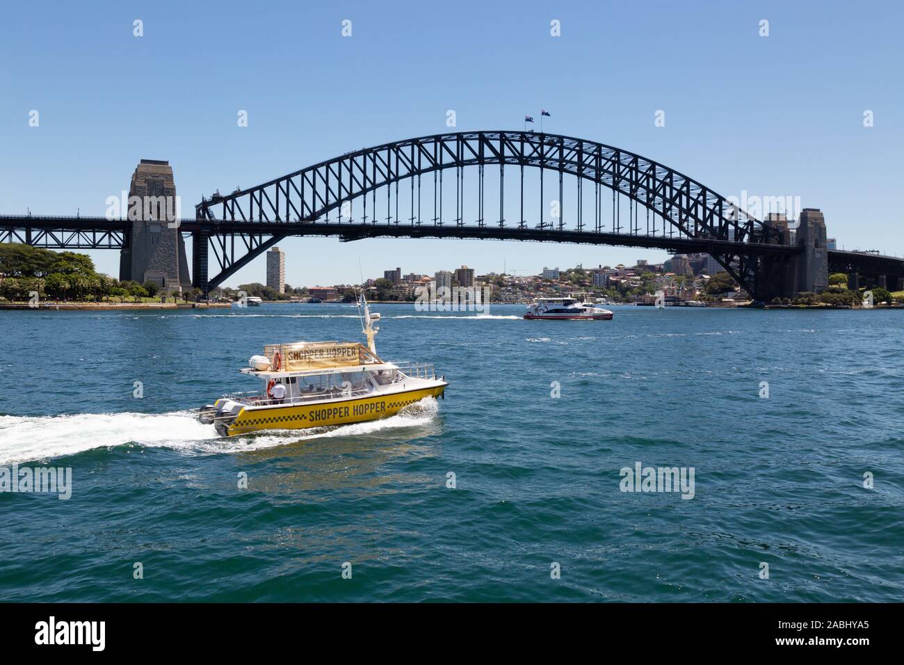 Traghetto 'Shopper Hopper' e Sydney Harbour Bridge, Sydney Harbour, Sydney  Australia Foto stock - Alamy