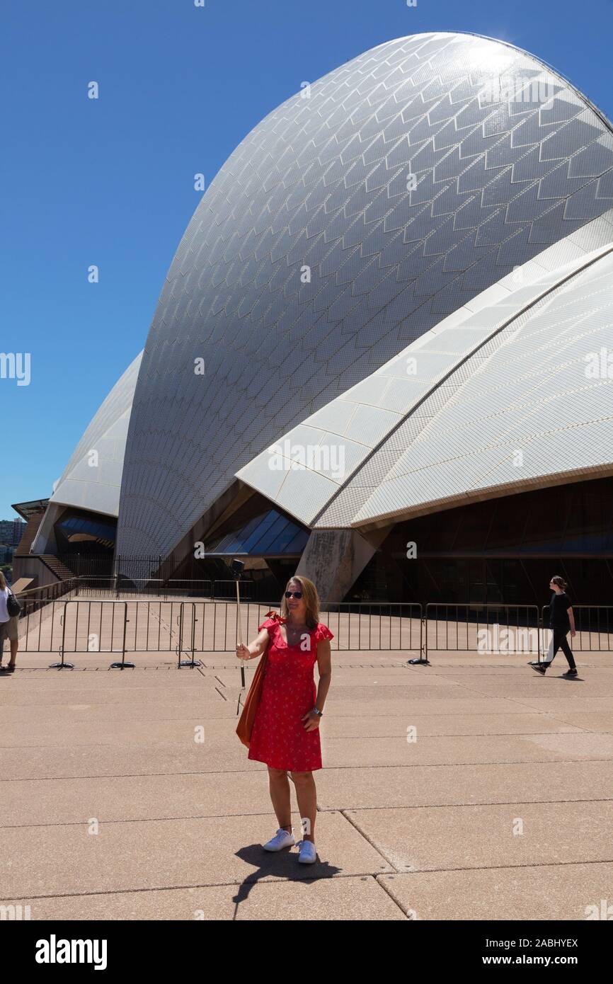 Sydney Opera House selfie; una donna prendendo un selfie foto davanti alla Sydney Opera House di Sydney, Australia Foto Stock