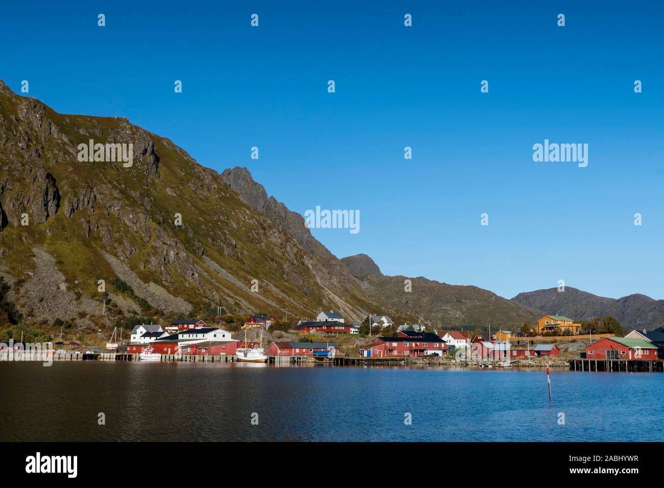 Case e porto di Ballstad, Isola Vestvagoy, Lofoten, Norvegia Foto Stock