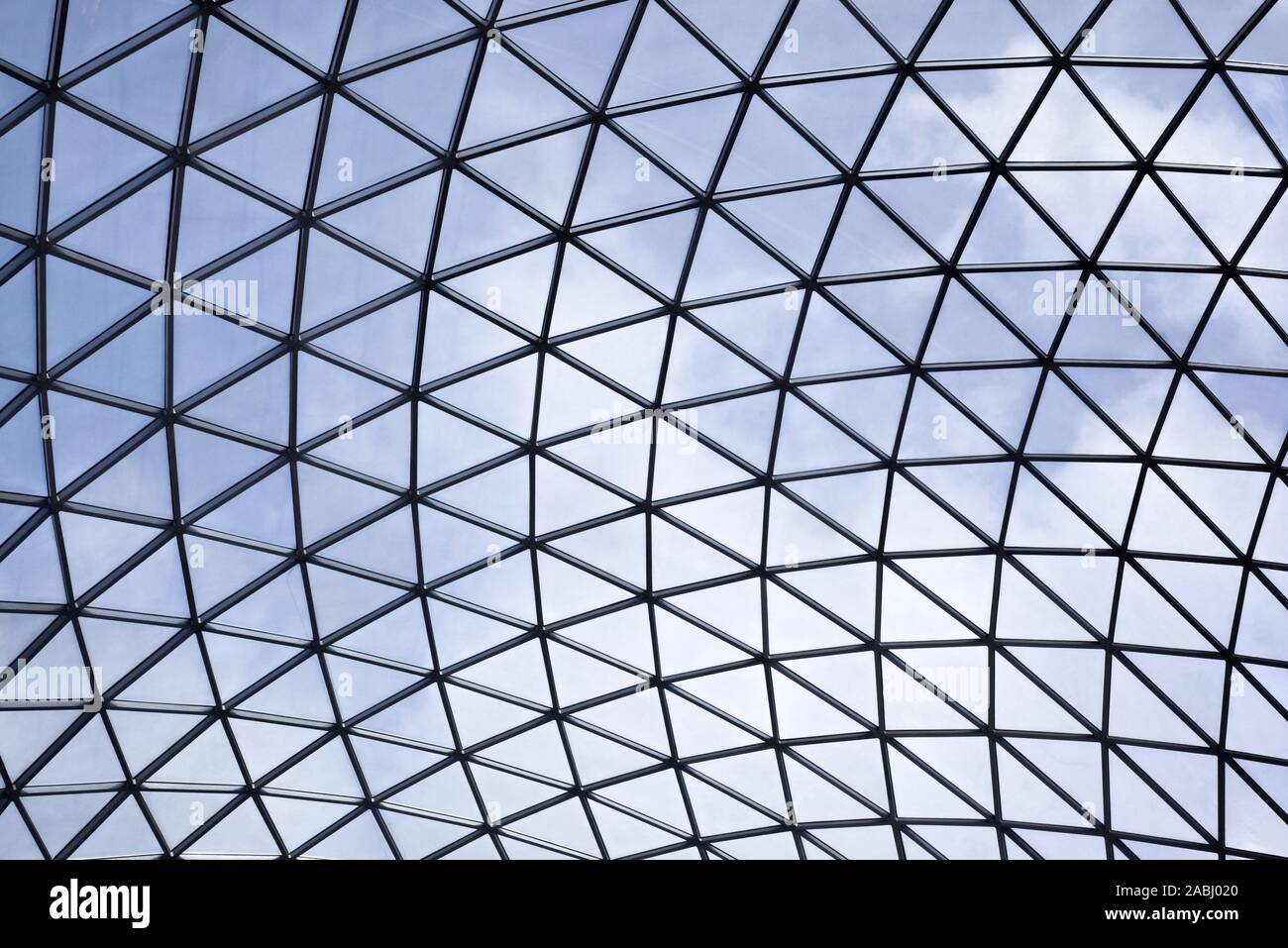 Design architettonico moderno del tetto di vetro abstract presso il British Museum di Londra Foto Stock