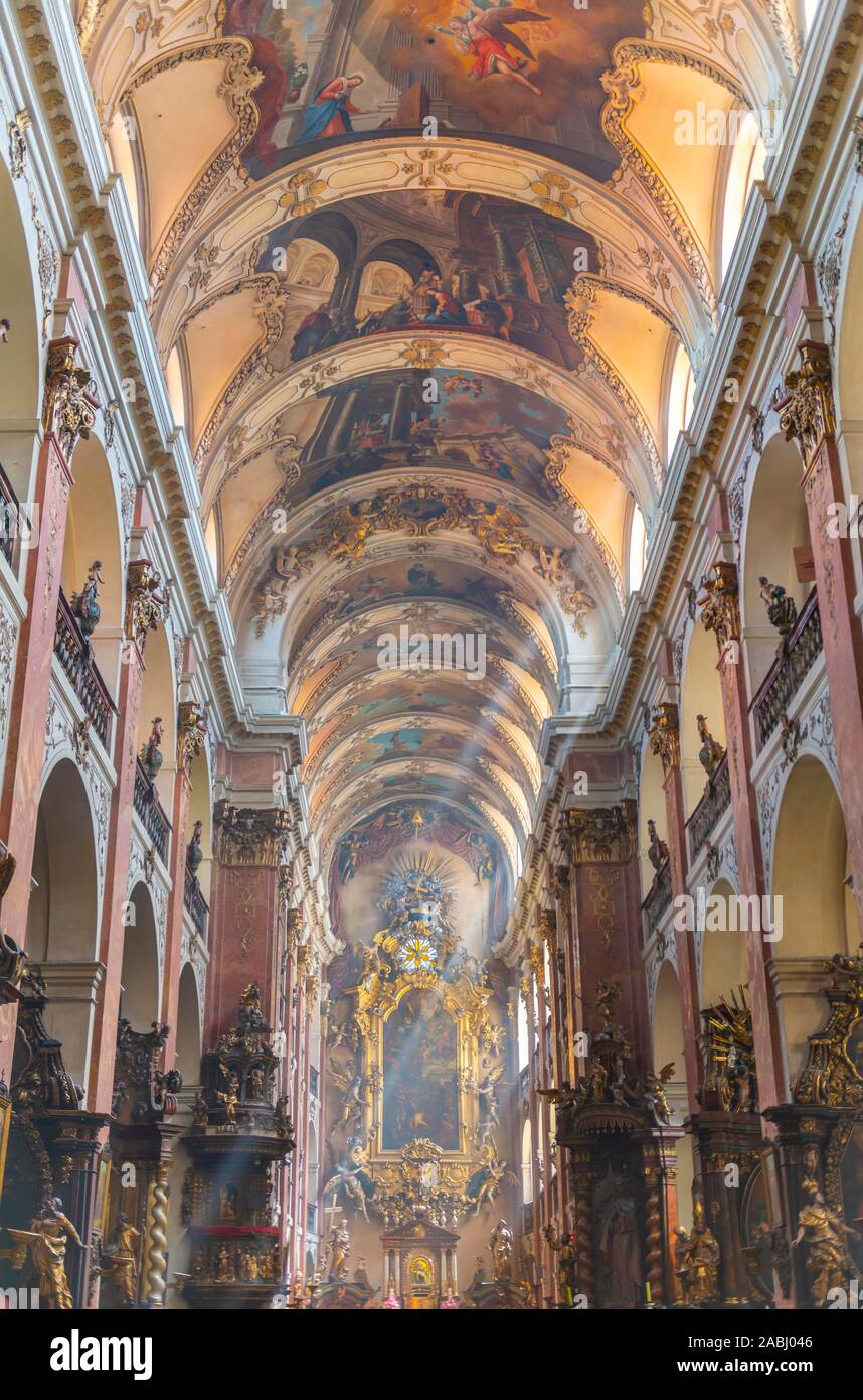 Vista interna, navata con santuario, inizio alla chiesa barocca di San Salvator, Kostel Nejsvetejsiho Salvatora, Città Vecchia, Praga, Boemia, Repubblica Ceca Foto Stock