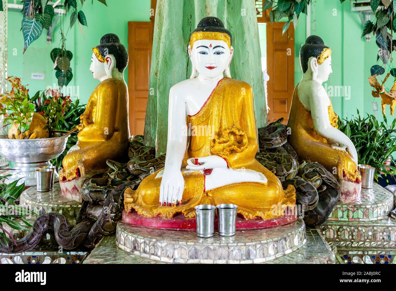 Il Mwe Paya Pagoda di serpente, Dalah, vicino a Yangon, Myanmar. Foto Stock