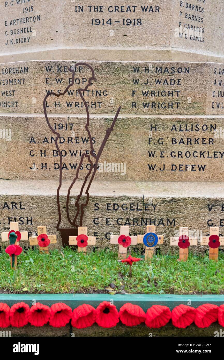 Giorno del Ricordo celebrazioni, War Memorial, papaveri, silhouette di una prima guerra mondiale soldato - Fakenham, Norfolk, Inghilterra, Regno Unito Foto Stock