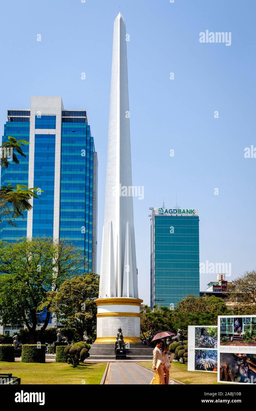 L'indipendenza monumento, Maha Bandula Park, Yangon, Myanmar. Foto Stock