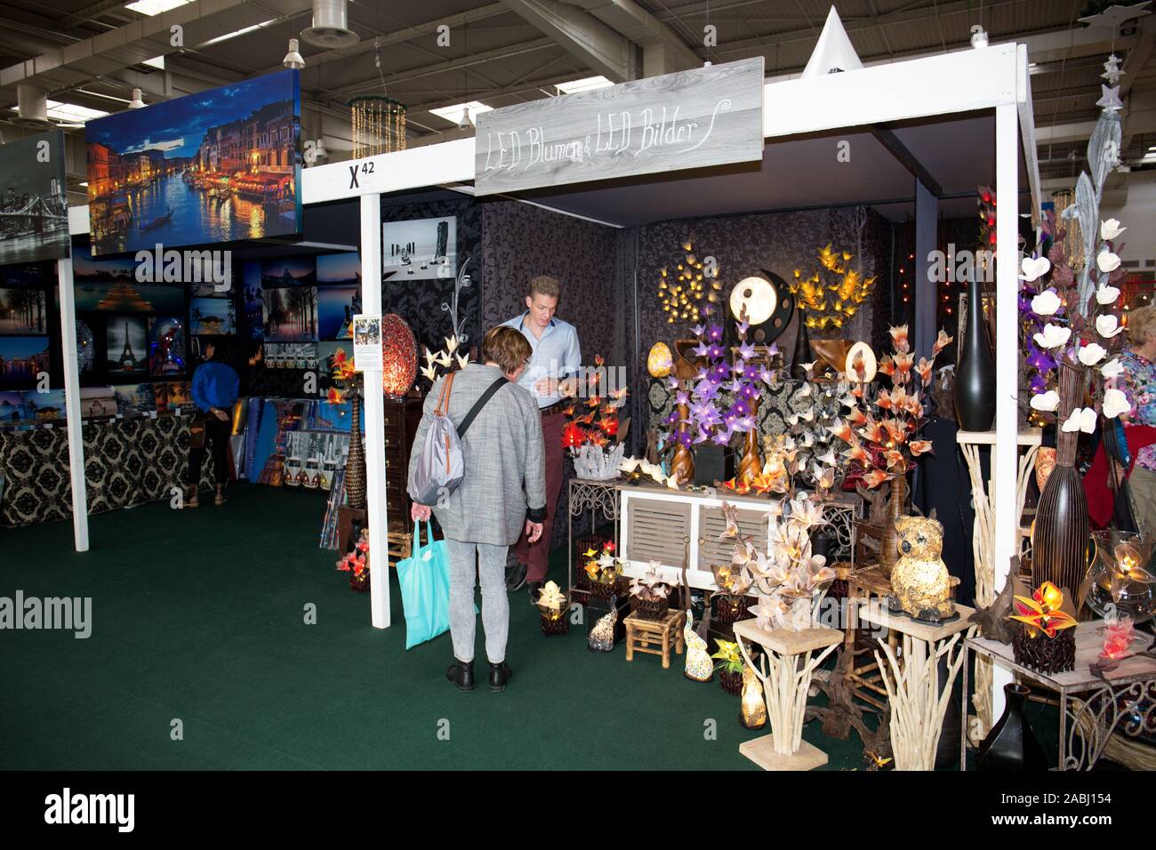 Impressioni del mondo la più grande fiera internazionale di esperienze e di informazioni carrello equo per le famiglie Foto Stock