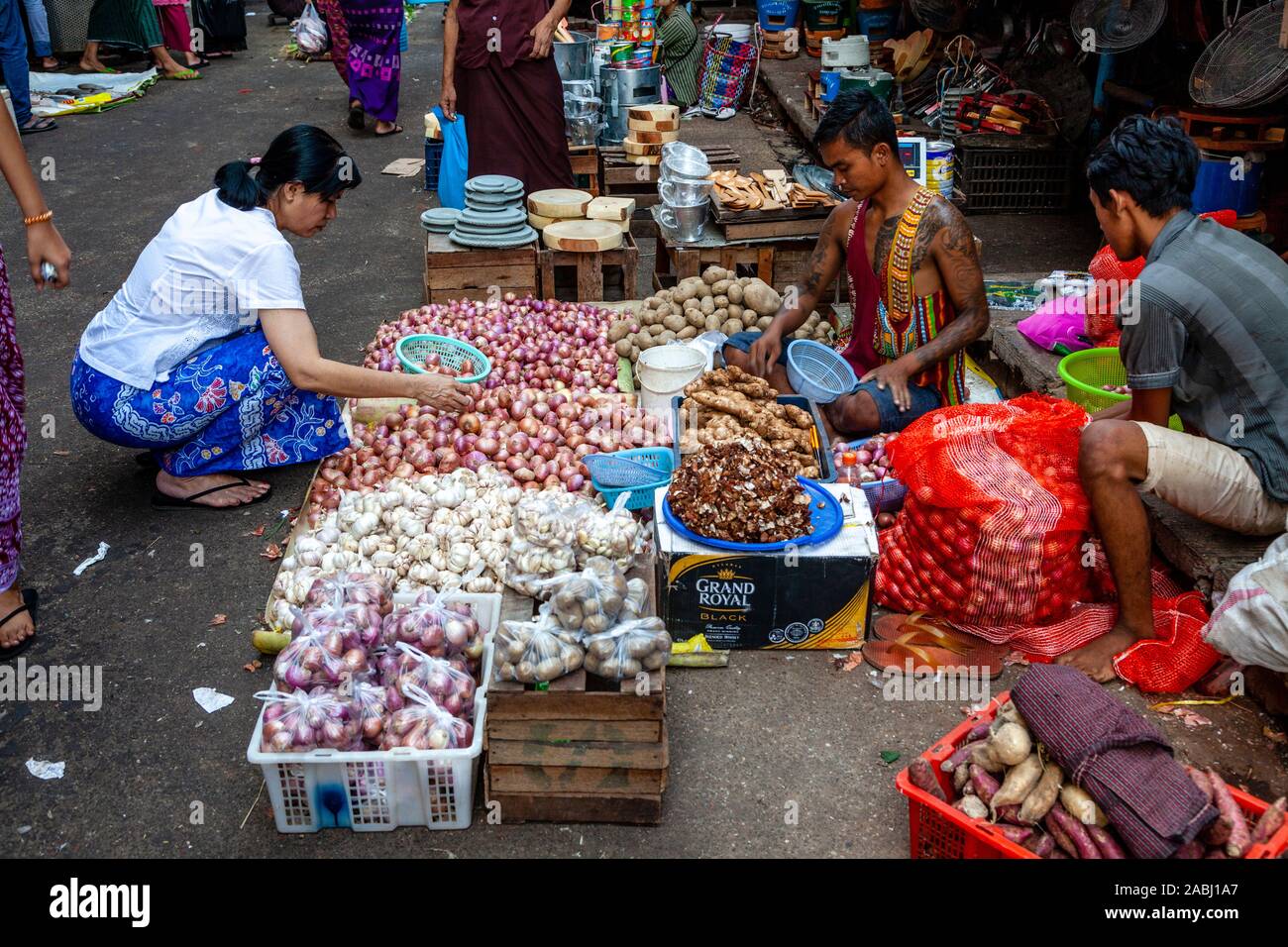 La popolazione locale Acquisto e vendita ortaggi in 26th Street Market, Yangon, Myanmar. Foto Stock