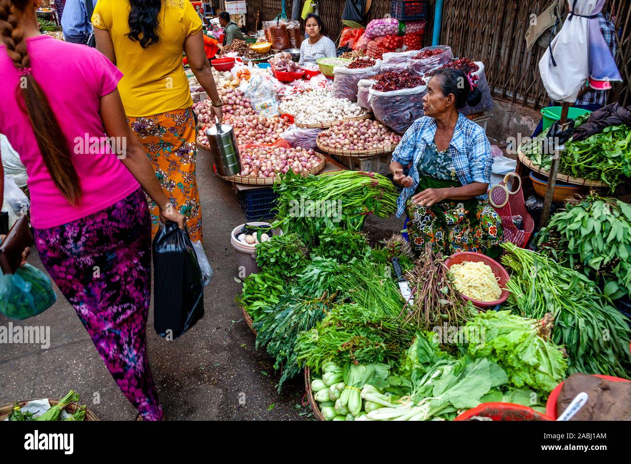 La popolazione locale Acquisto e vendita ortaggi in 26th Street Market, Yangon, Myanmar. Foto Stock