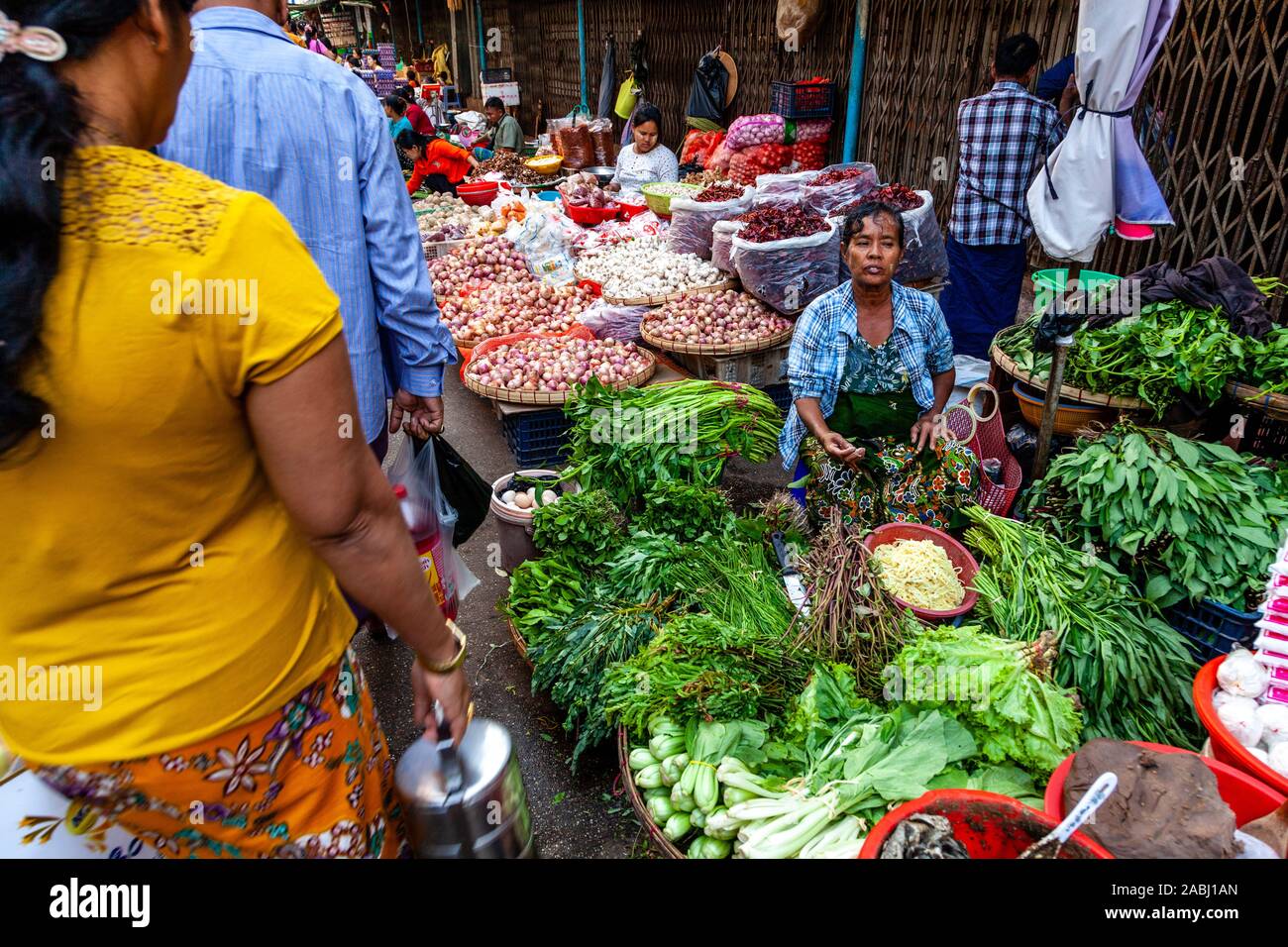 La popolazione locale Acquisto e vendita ortaggi in 26th Street Market, Yangon, Myanmar. Foto Stock