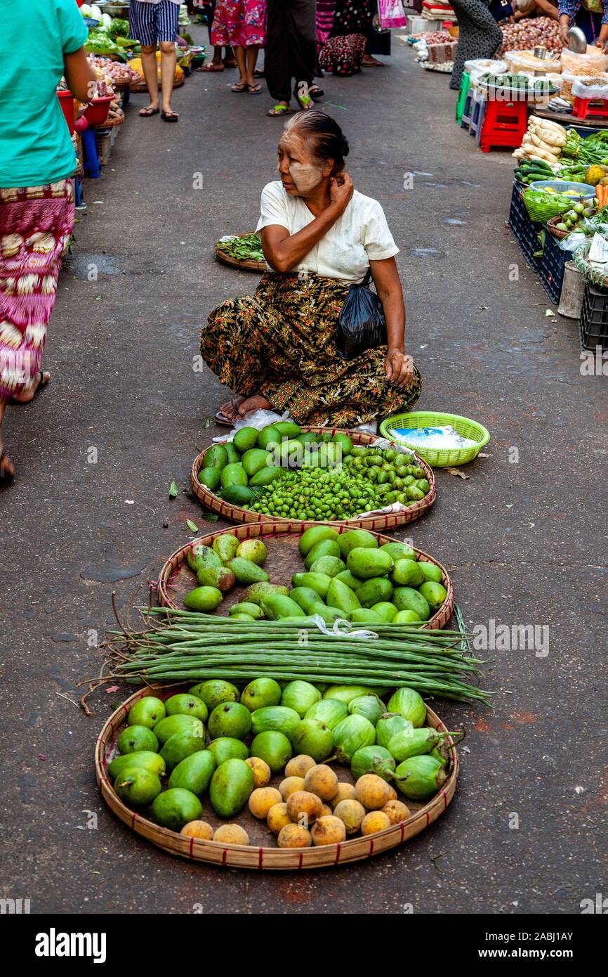 La popolazione locale Acquisto e vendita ortaggi in 26th Street Market, Yangon, Myanmar. Foto Stock