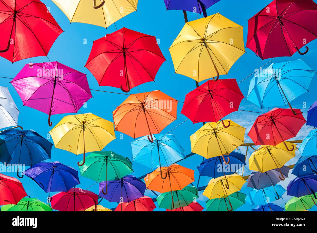 Ombrelloni colorati appesi in aria come visto dal di sotto Foto Stock