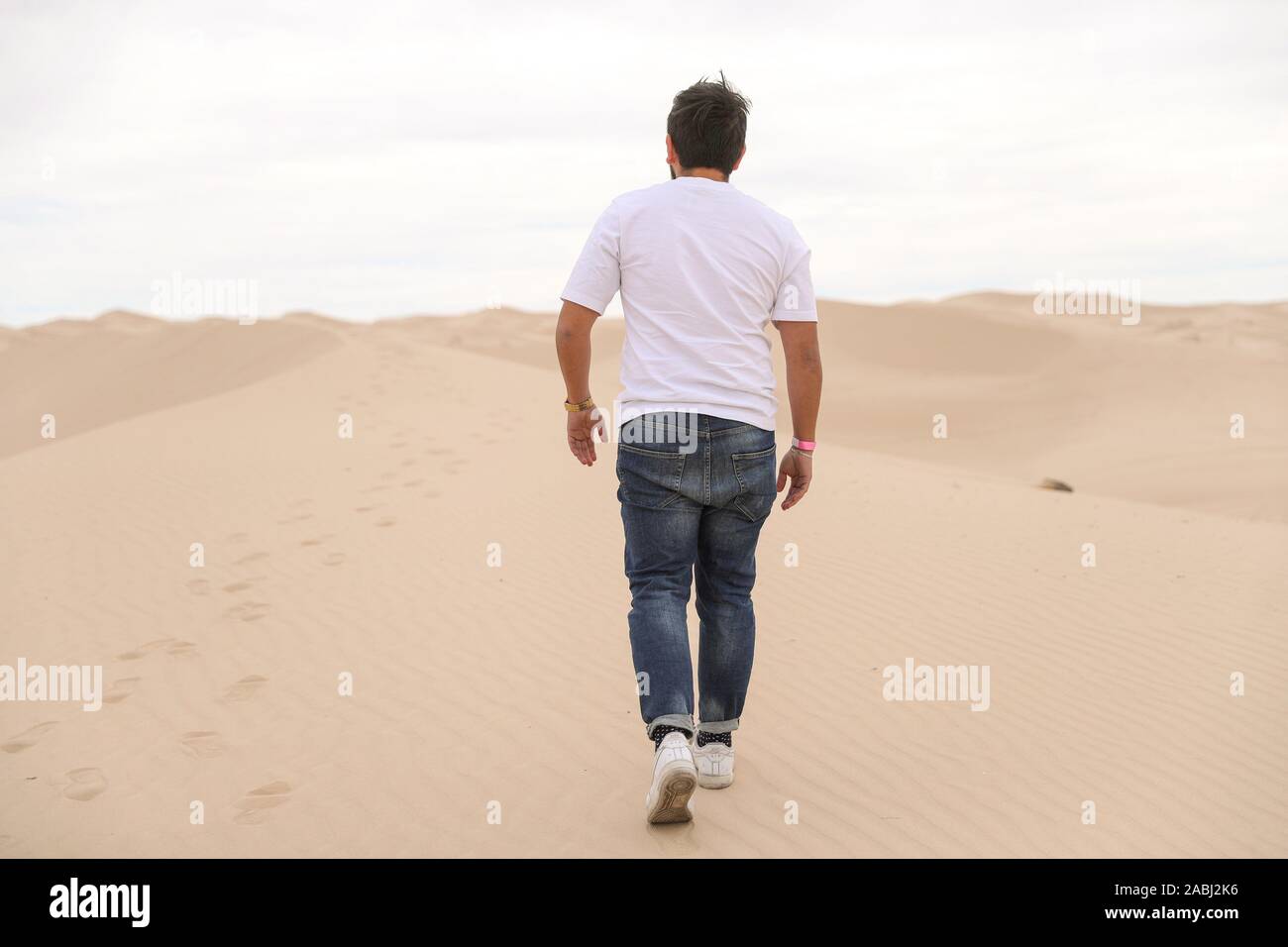 Un uomo cammina dune di sabbia del deserto Samalayuca, Chihuahua in Messico. 52 km a sud di Ciudad Juárez nel mezzo del deserto area conosciuta come il Médanos Foto Stock