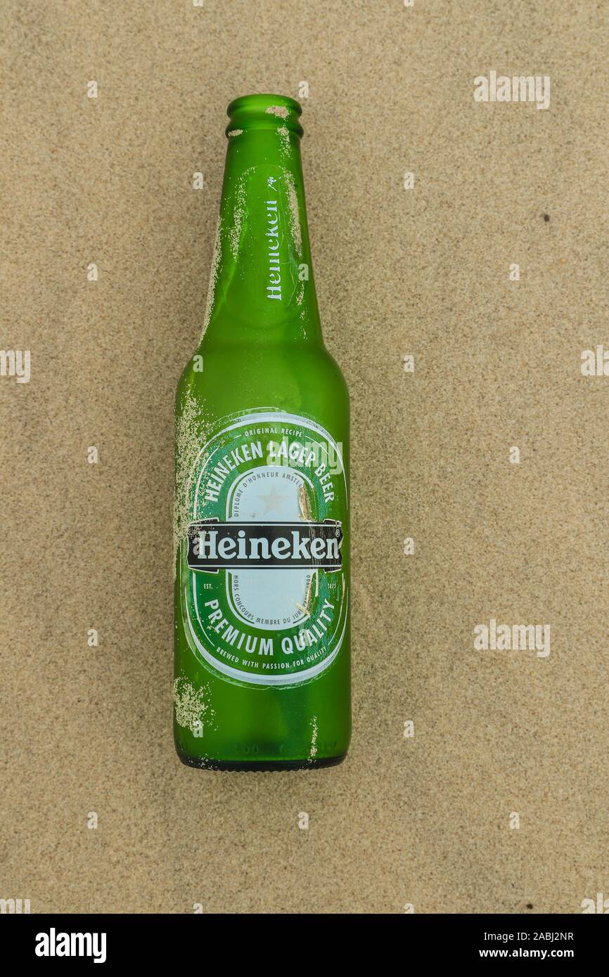 Bottiglia di vetro, Heineken birra Pilsener. verde bottiglia inquinamento e spazzatura per le dune di sabbia del deserto Samalayuca, Chihuahua in Messico. 52 km a sud di Foto Stock