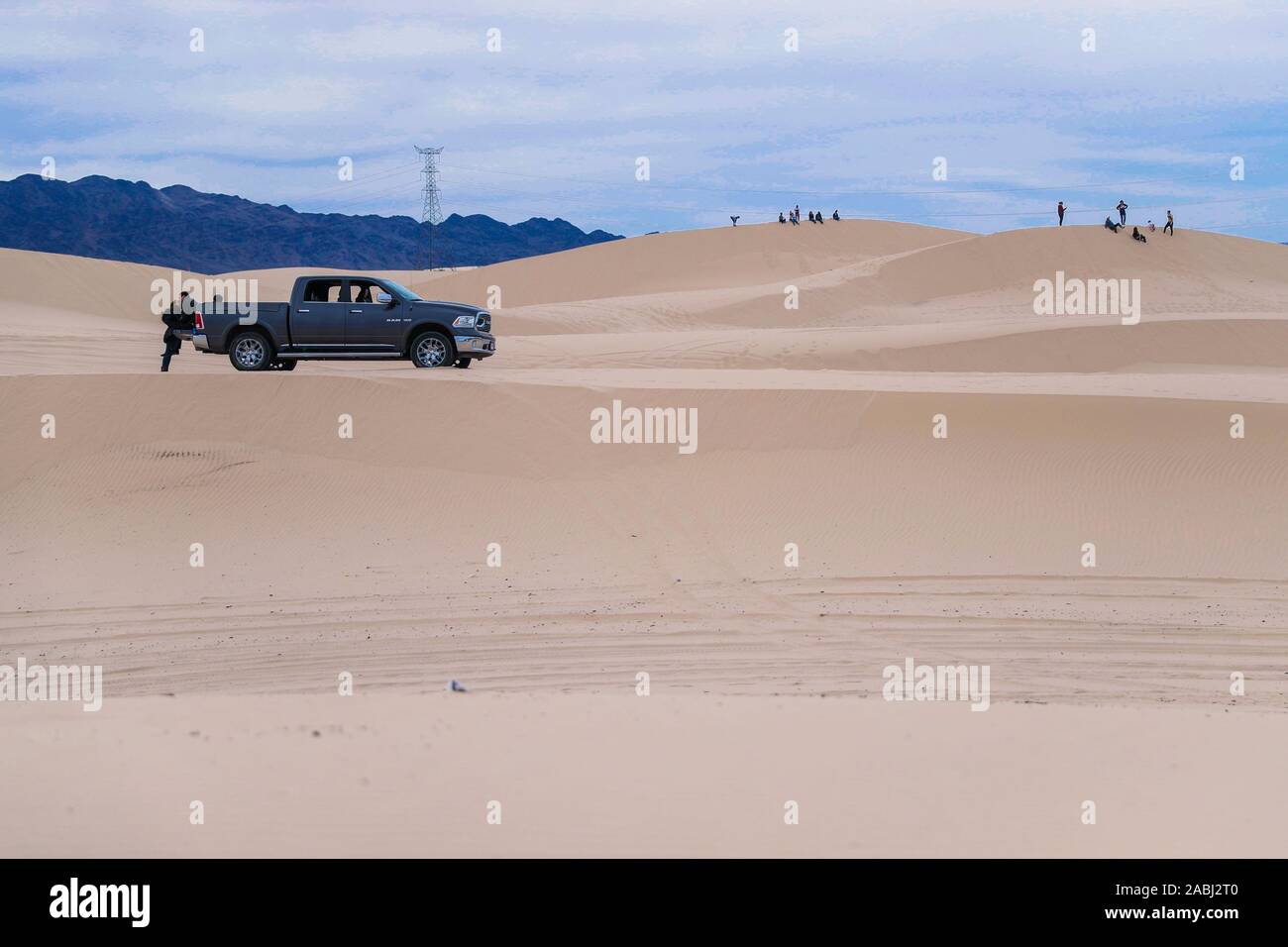 Un pick up truck, Doge Ram camion nelle dune di sabbia del deserto Samalayuca, Chihuahua in Messico. 52 km a sud di Ciudad Juárez nel mezzo del deser Foto Stock