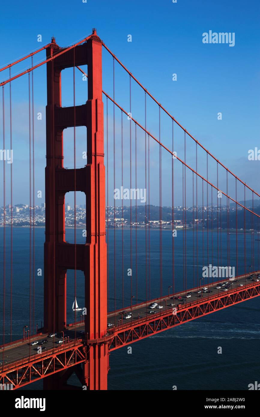 Parole chiave: Golden, Gate bridge, San Francisco Golden Gate bridge di san francisco, rosso, al crepuscolo, di notte, Tramonto, oceano, città, viaggi, skyline, blu, baia Foto Stock