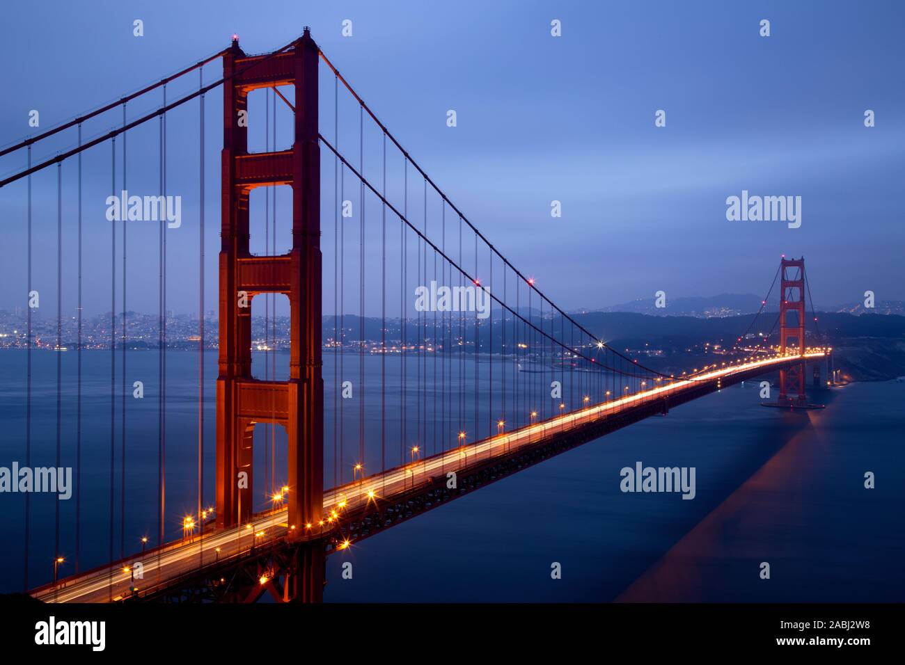 Illuminata Golden Gate Bridge al tramonto, San Francisco Foto Stock