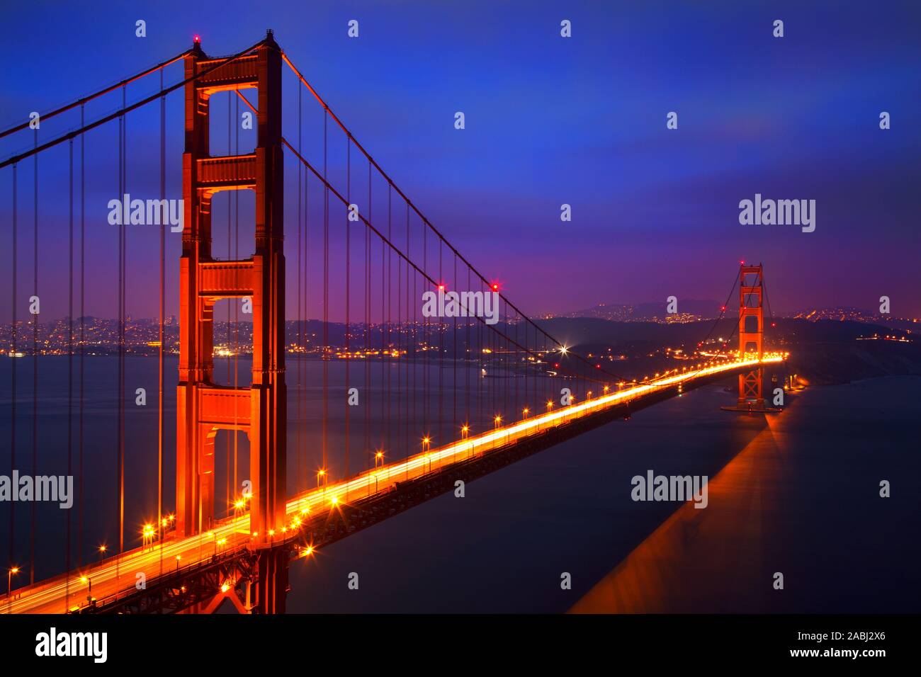 Illuminata Golden Gate Bridge al tramonto, San Francisco Foto Stock