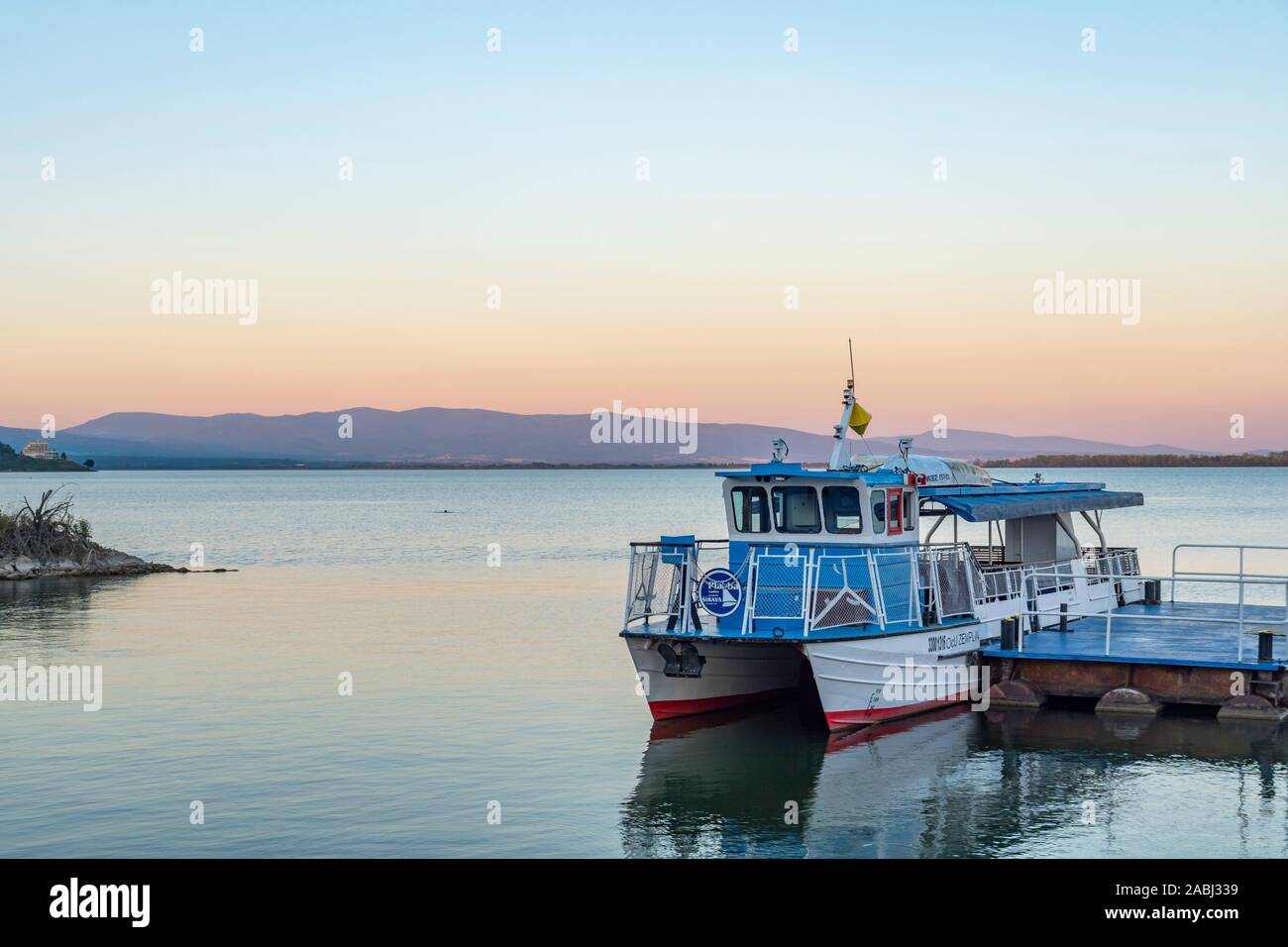 Vecchia nave da crociera sul lago Zemplinska Sirava. La Slovacchia orientale, l'Europa. Foto Stock