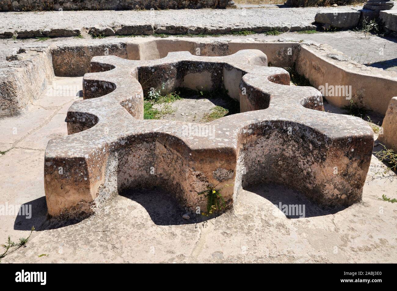 Antiche terme romane con numerose vasche nel III secolo A.C. la città romana rovine di Volubilis sito archeologico (Walili, Meknes, Fès-Meknès, Marocco) Foto Stock