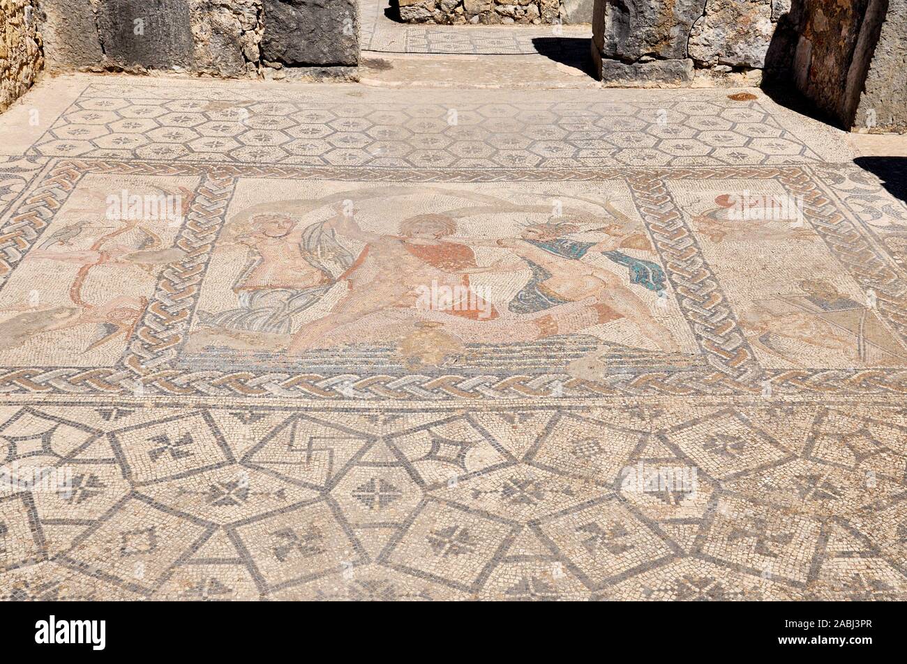 I mosaici romani nella casa del viaggio di Venere che mostra il rapimento di Hylas dalle ninfe di Volubilis sito archeologico (Fès-Meknès, Marocco) Foto Stock