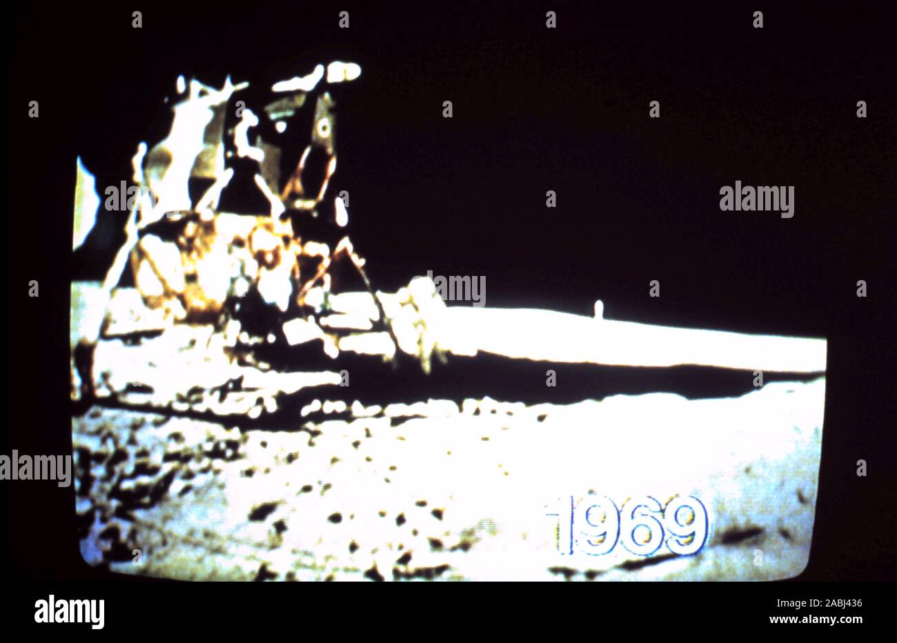 Teleclip - Apollo 11 Buzz Aldrin scendendo sulla superficie della luna il secondo uomo sulla luna - sparato da Neil Armstrong - foto scattata direttamente dallo schermo del televisore circa 1969/72 Foto Stock