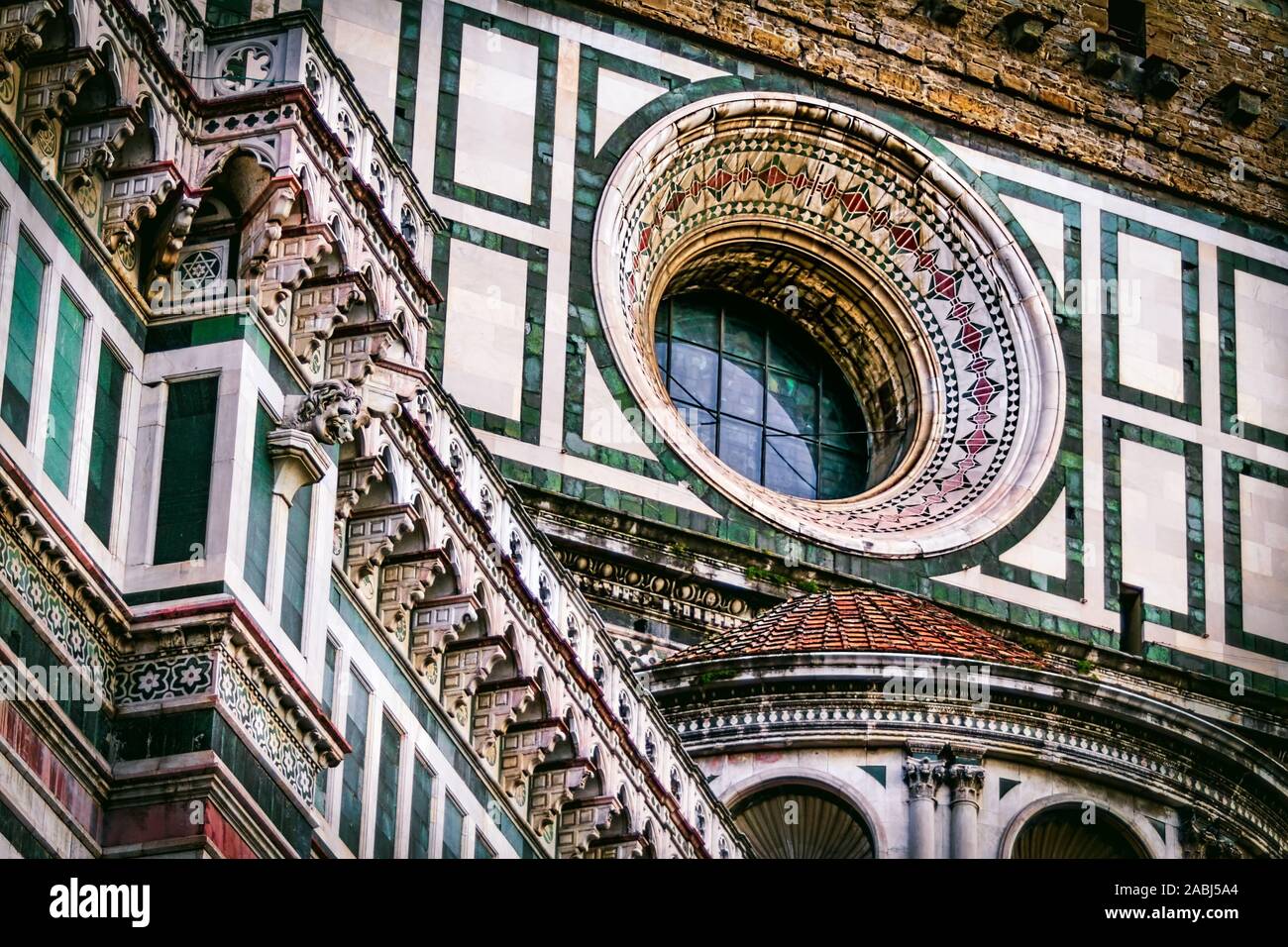 Il gotico esterno del Duomo di Firenze, Italia. Foto Stock