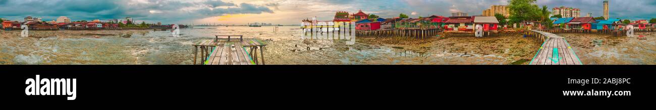 Bellissima vista di Yeoh jetty e Hean Boo Thean Kuan Yin Tempio a sunrise. Penang, Malaysia. 360 gradi panorama senza giunture. Foto Stock