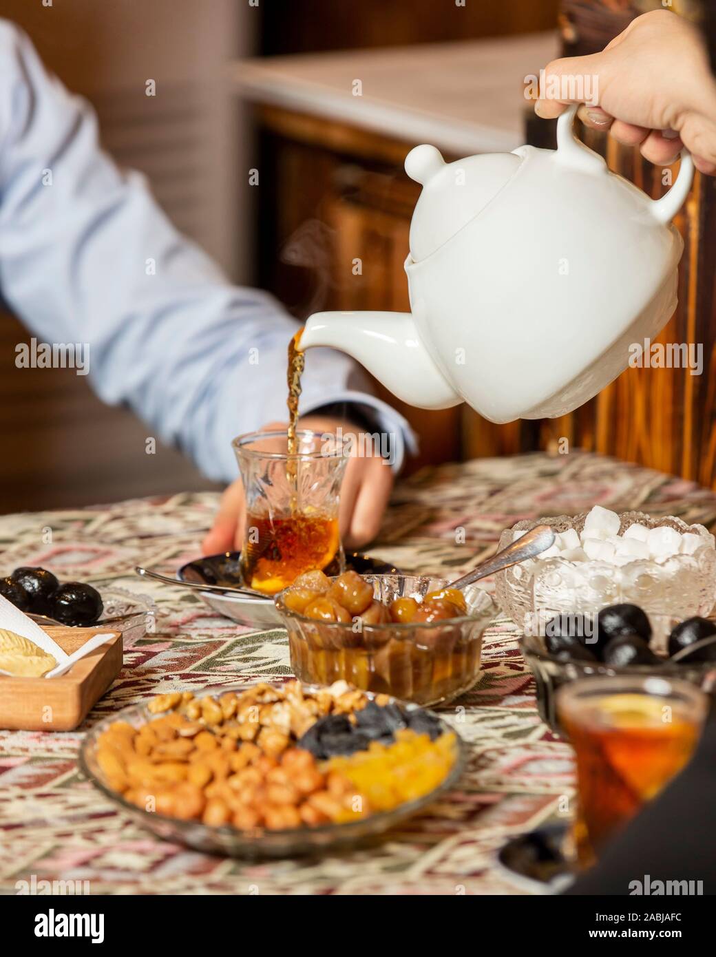 Tè nero in vetro armudu sul tavolo Foto Stock