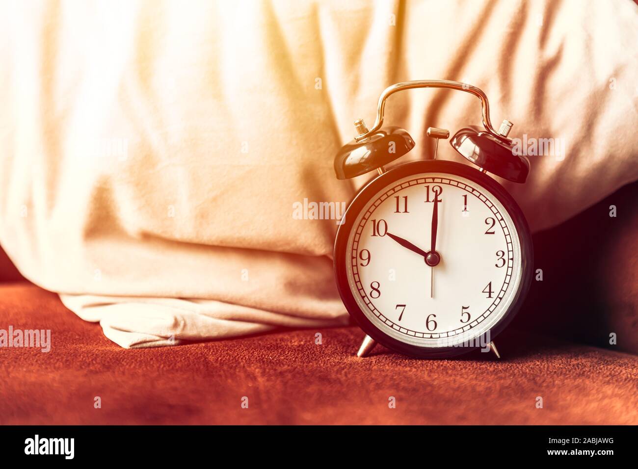 Sveglia sul letto a cuscino per dormire volte timer di attivazione del concetto. Foto Stock