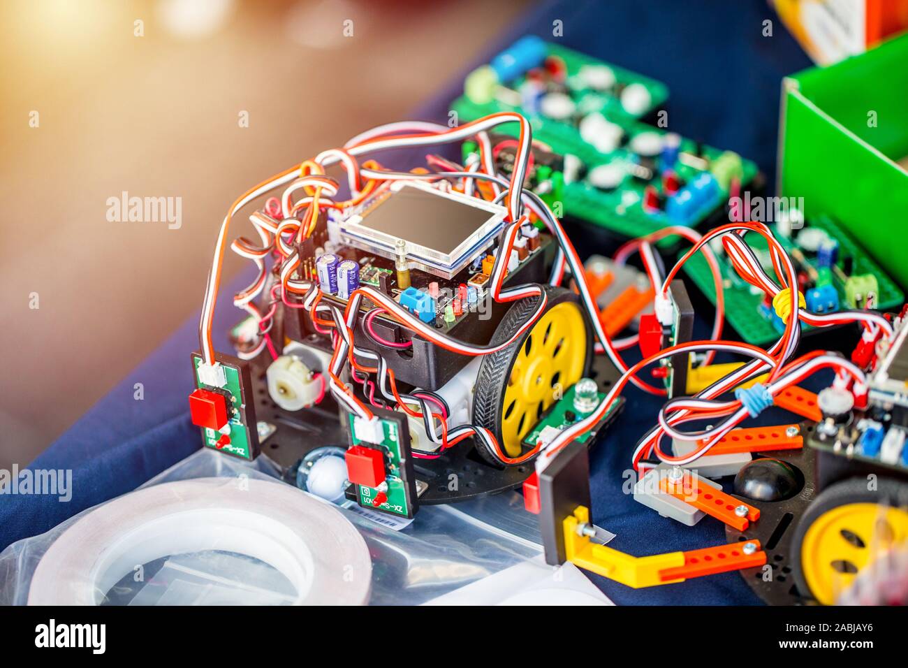 Robot di auto giocattolo per bambini istruzione engineer presso il circuito a microcontrollore SOC scheda microcontrollore Microchip. Foto Stock