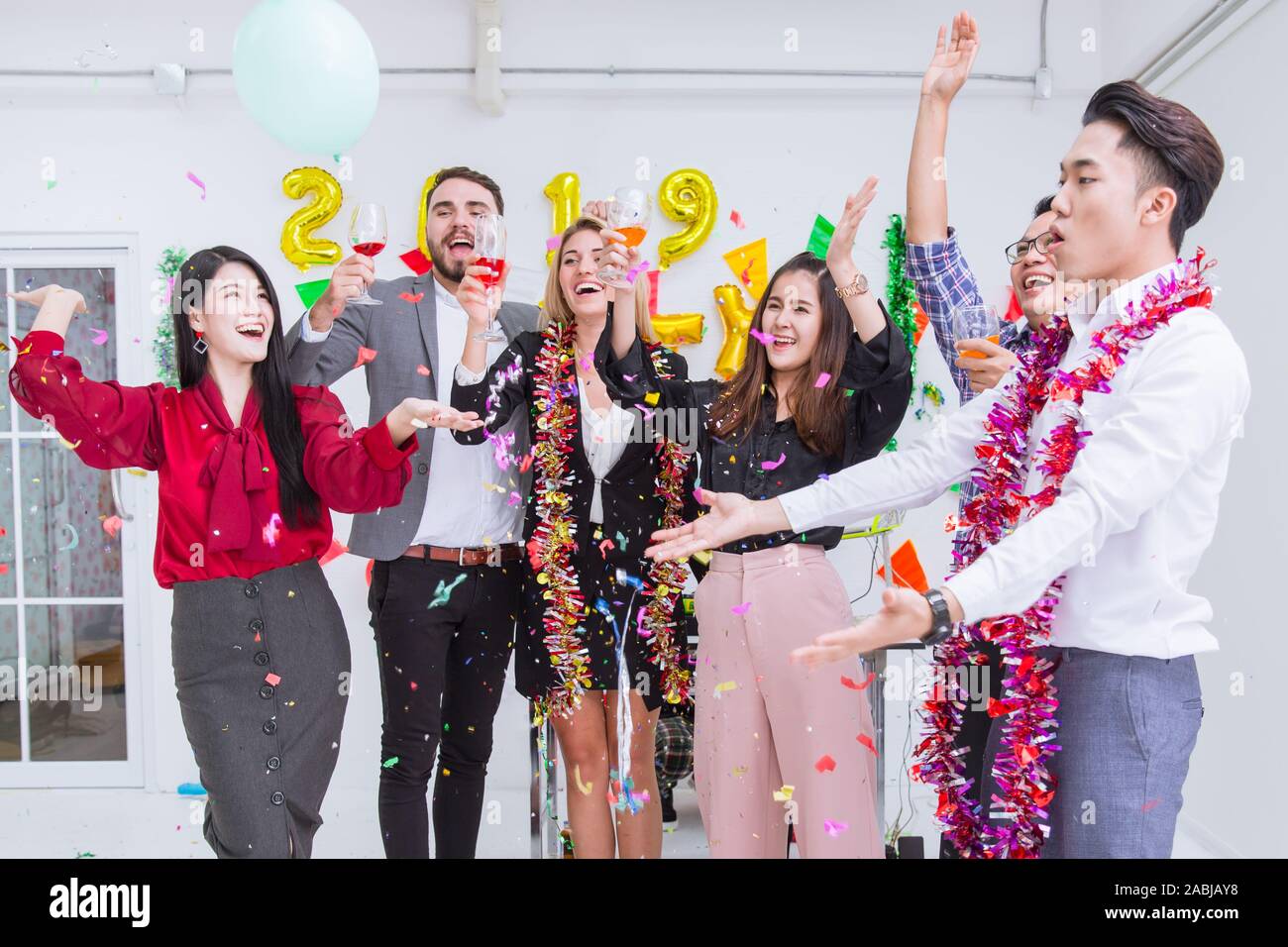 La gente di affari saluto party in ufficio Godetevi il nuovo anno celebrazione. Foto Stock