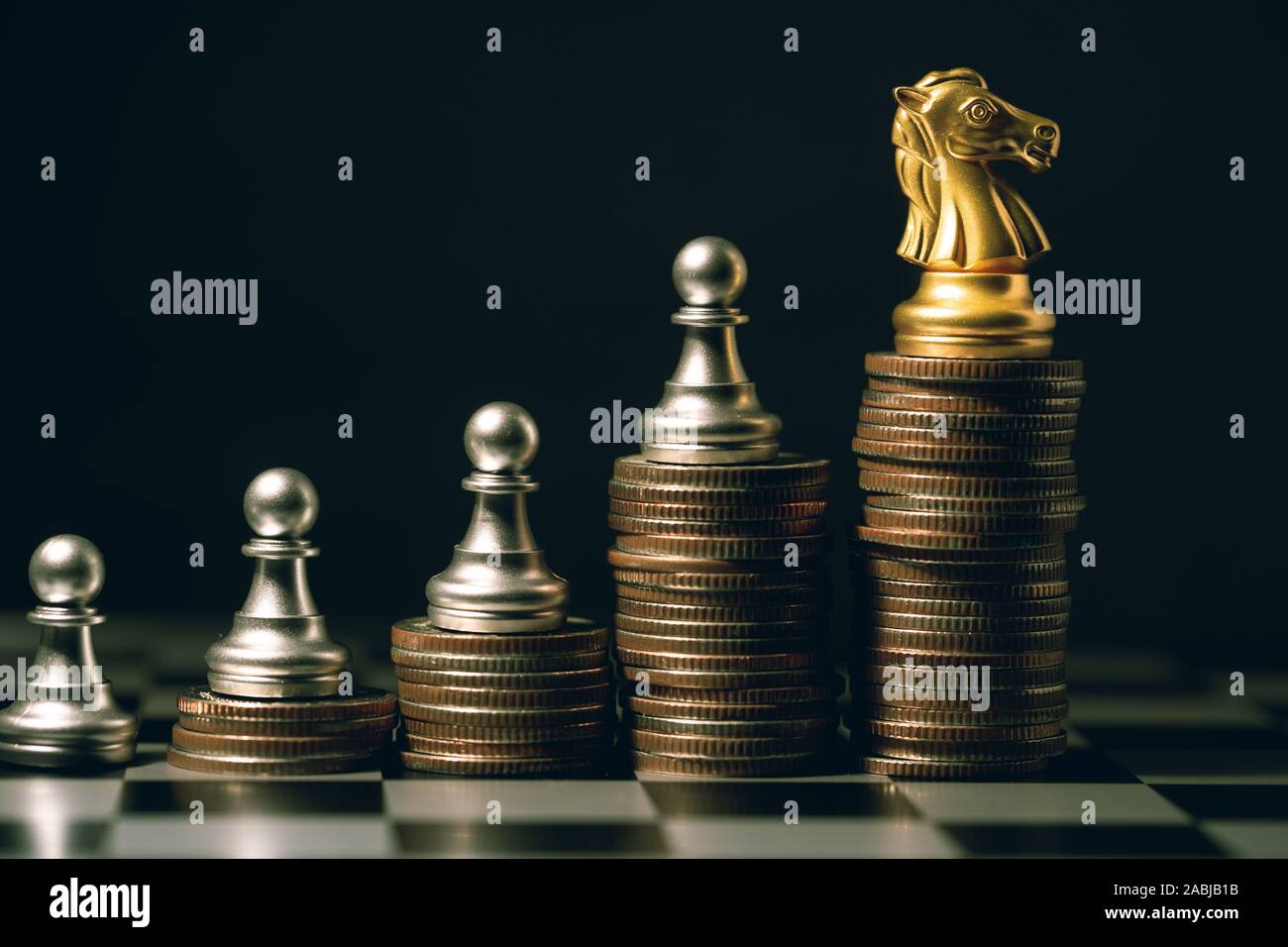 Pezzo degli scacchi a monete denaro passo dello stack. Azienda Team Leader facendo crescere il reddito di ricchezza o di successo boss concetto. Foto Stock