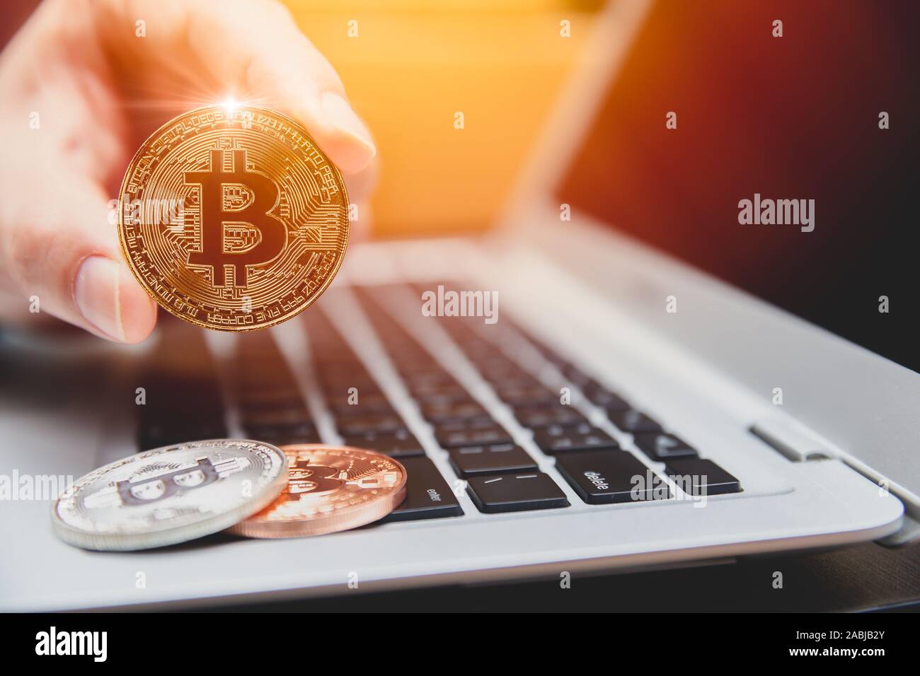 Bitcoin con computer portatile per denaro digitale o cryptocurrency nuova moneta virtuale il concetto di pagamento. Foto Stock