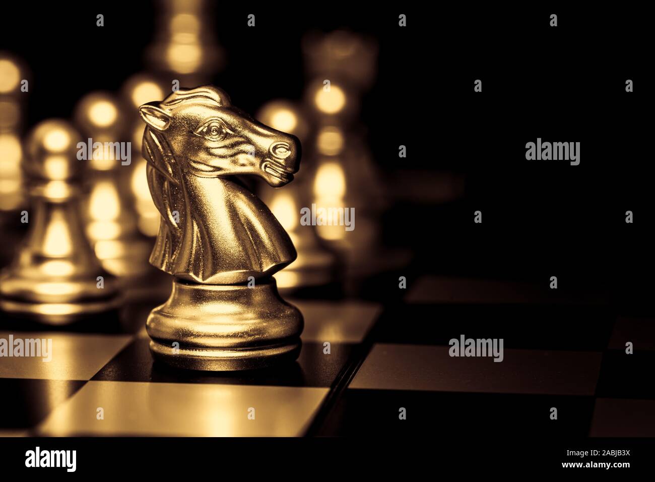 Oro elegante lusso scacchi pezzo cavallo nero con spazio per il testo. Business di successo di leader concetto. Foto Stock