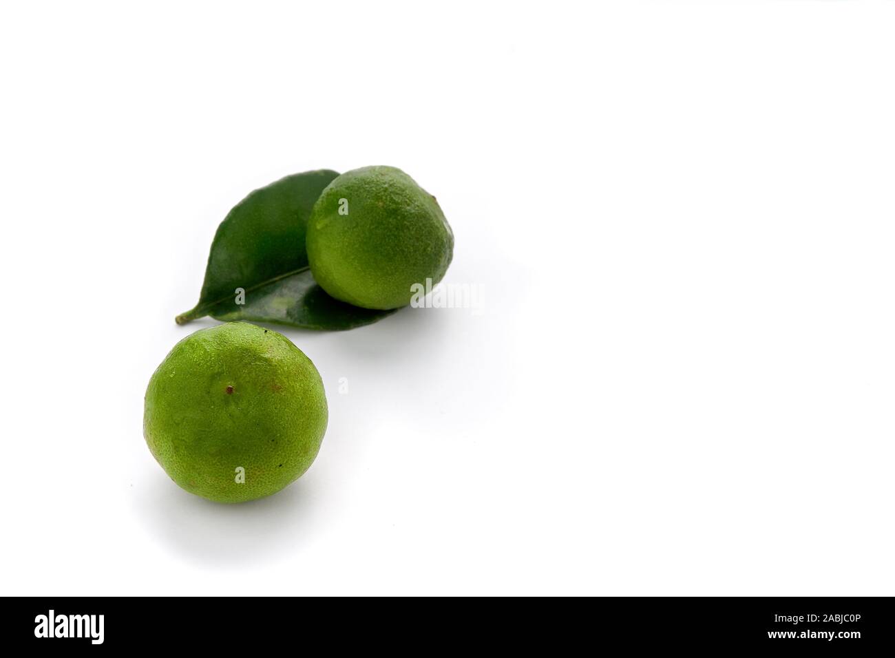 Fresco e verde lime con foglie isolati su sfondo bianco - immagine Foto Stock