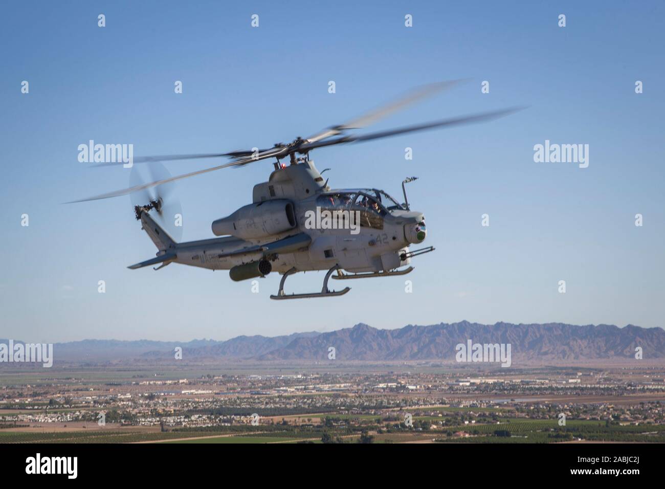 Stati Uniti Marines con Marine di test e valutazione di uno squadrone (VMX-1) condotta dal vivo un fuoco esercitazione con la AH-1Z Cobra e F-35B Lightning II in versione Yuma, Ariz., nov. 26, 2019. Il VMX-1 è una prova di funzionamento squadrone che prove multiple di aeromobili, per consentire il proseguimento dei miglioramenti in termini di sicurezza, affidabilità degli aeromobili e nel complesso la letalità del Marine Corps aeromobili. (U.S. Marine Corps photo by Lance Cpl. John Hall) Foto Stock