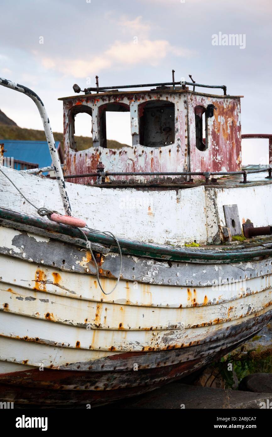 Pesca bianca barca sotto la riparazione, Sudureyri, Islanda Foto Stock
