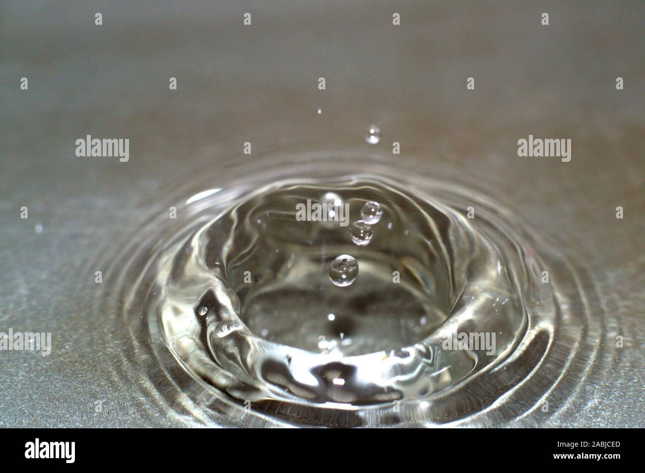 Più di gocce di acqua in una singola goccia d'acqua. Foto Stock