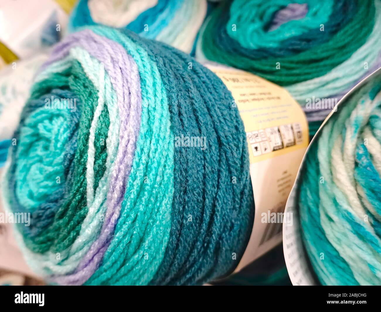 Palle di multi-colore verde filato in un negozio di artigianato. Foto Stock