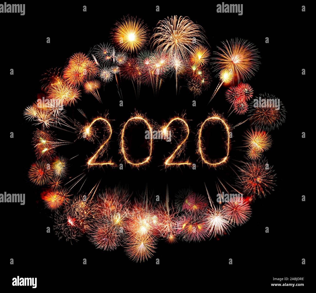 Felice Anno Nuovo Fuochi D Artificio Spumanti Scritta Botti Di Notte Foto Stock Alamy