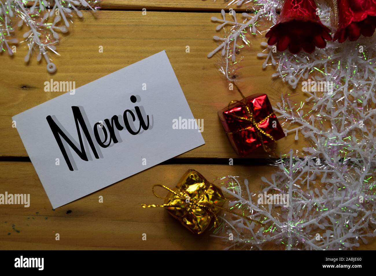 Merci di scrivere su carta bianca con backgroud in legno. Significa che il serbatoio si. Telaio della decorazione di Natale. Foto Stock