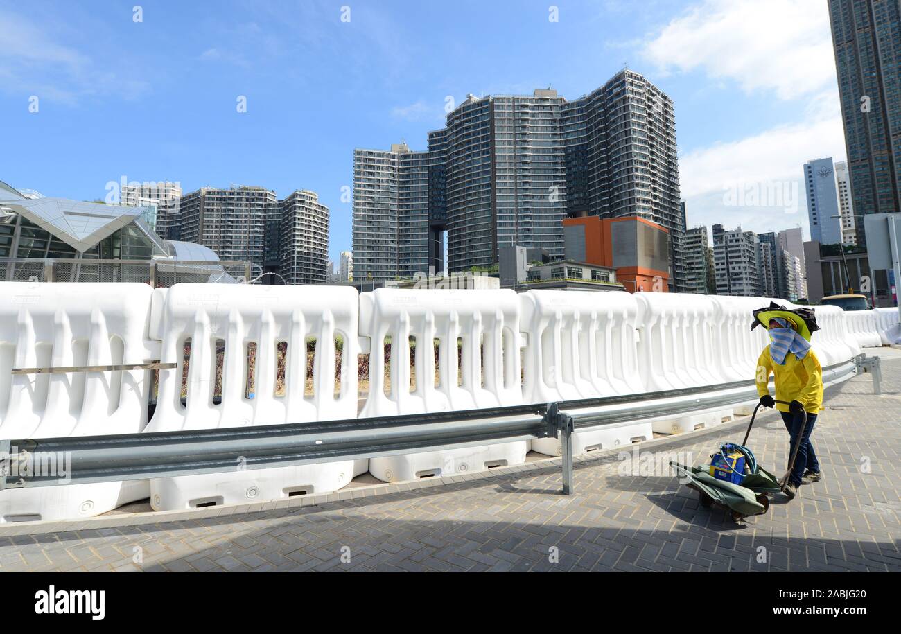 Il West Kowloon railway station con barricate della polizia fare per i disordini politici di Hong Kong durante il 2019 proteste. Foto Stock