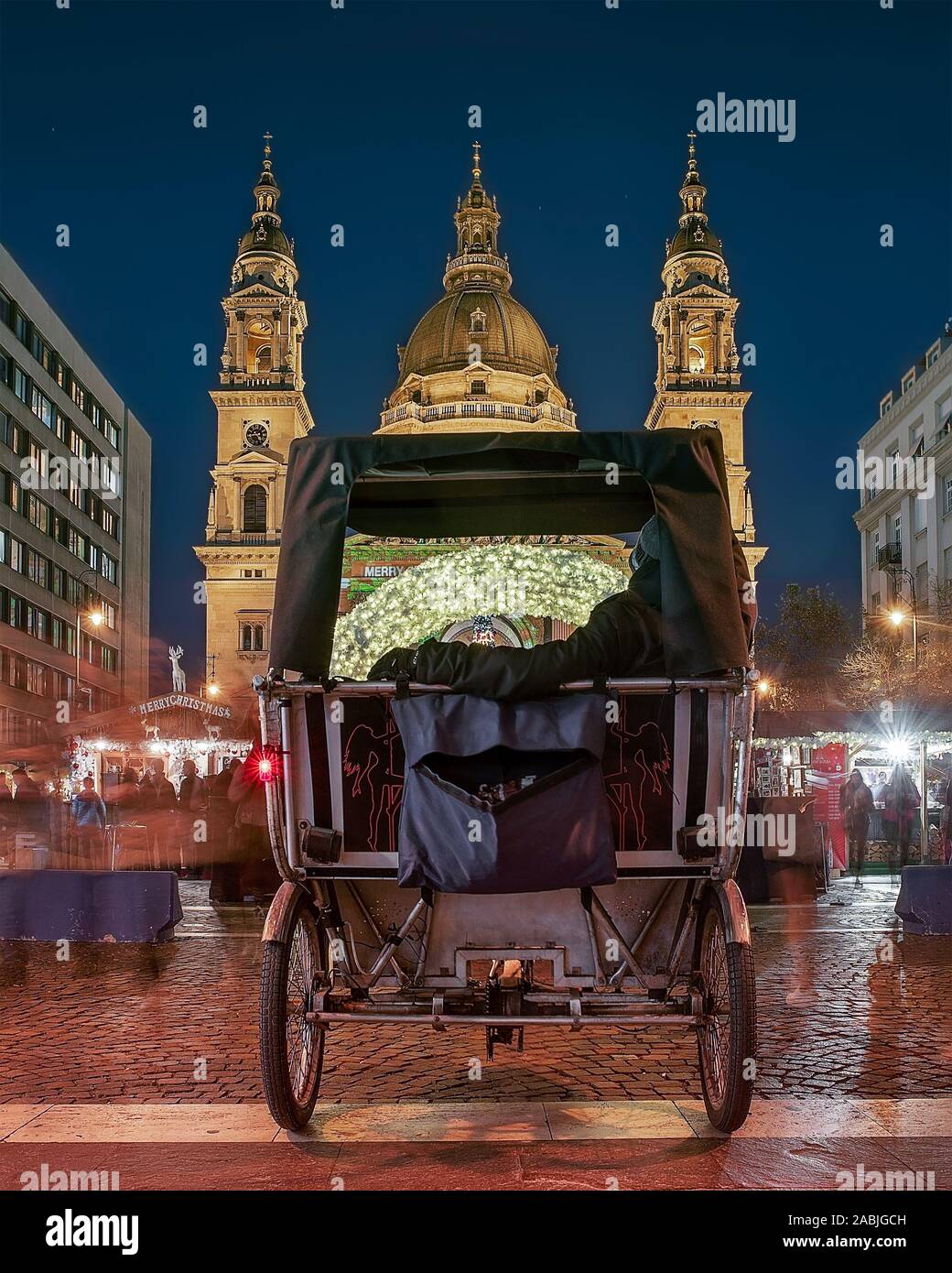 St Stephen chritmas piazza mercato e moto taxi. Tradizionali e famosi mercatini di Natale di Budapest. Foto Stock