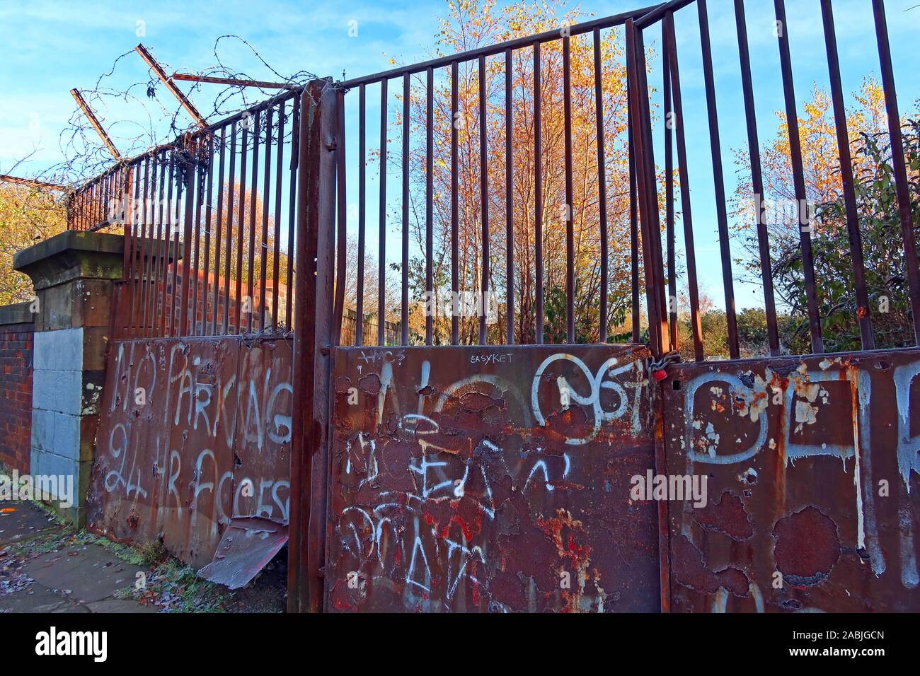 Brownfield terra, fabbrica abbandonata, ringhiere metalliche , recinto , cancello, Barrack Street, Calton,Glasgow,Scozia,UK, Foto Stock