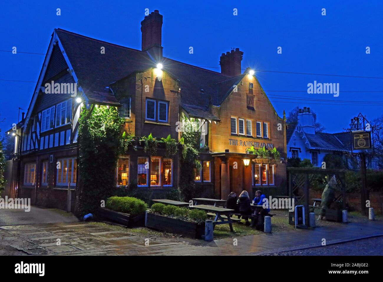 Rams Head Pub, Church Lane, Grappenhall, Sud Warrington, Cheshire, Inghilterra, Regno Unito, WA4 3EP, al crepuscolo Foto Stock