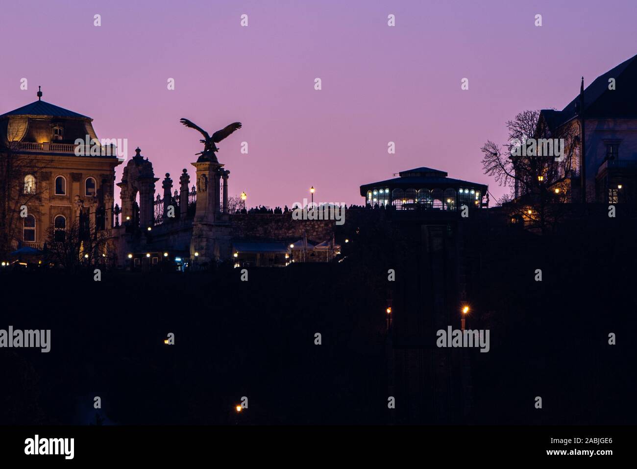 Viola tramonto sul castello di Buda. Incluso Turul uccello statua e dalla stazione della funicolare. splaendid shilouett foto. Foto Stock