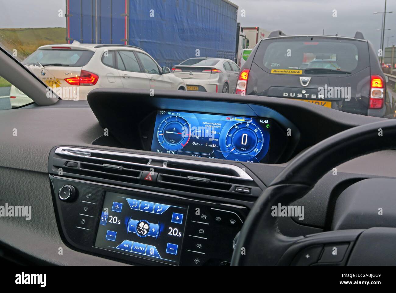 Traffic Jam, vista da cruscotto, autostrada, Inghilterra, Regno Unito, zero MPH Foto Stock