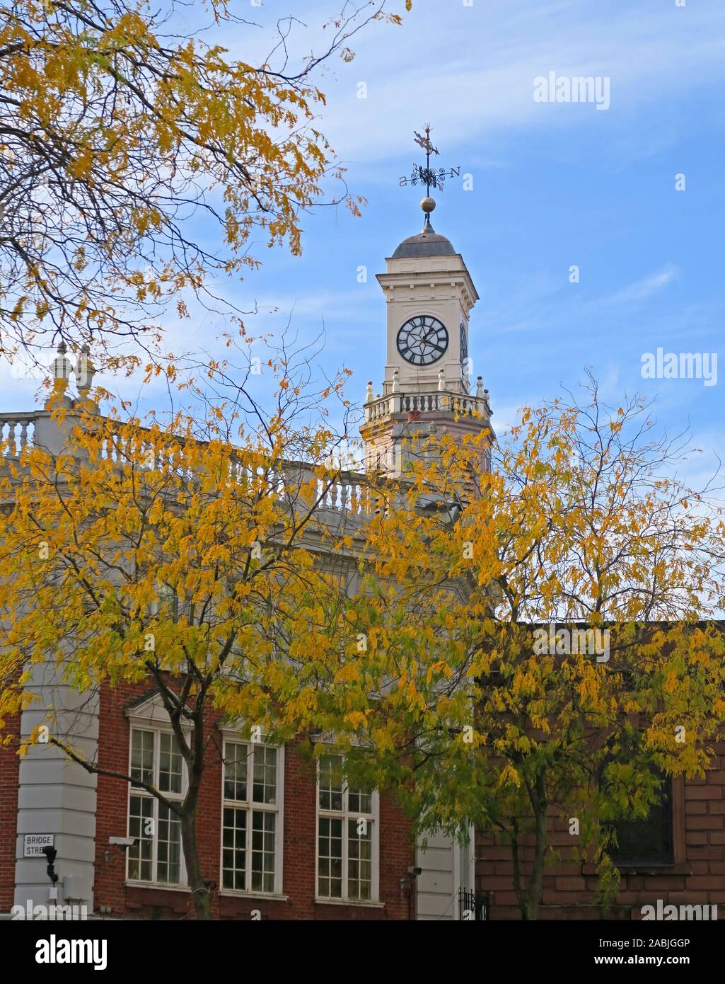 Holy Trinity Church, Chapel of Ease, Market Gate, Sankey St, Warrington, Cheshire, Inghilterra, WA1 1XG, in autunno Foto Stock